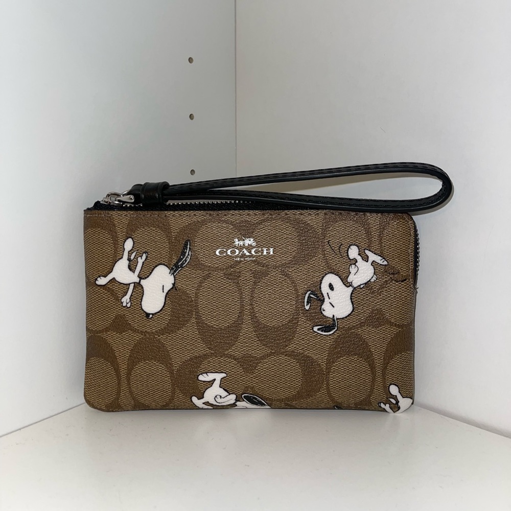 Coach Snoopy wristlet🐶